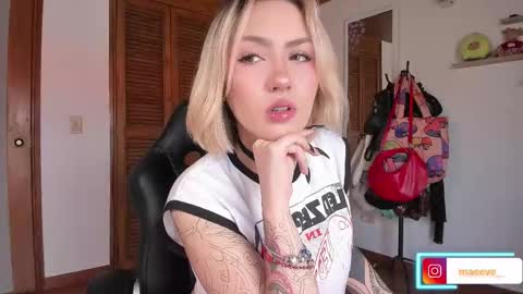 Snapshot of maeeve_ chatting on 25, 11, 2025 Maeve schedule 11 am- 530 pm colombia time online show from 25, 11, 2025