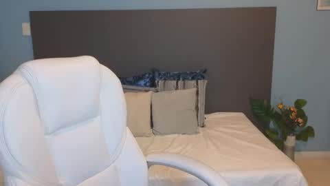 Maiaa Ruiz  online show from 25, 2, 2025