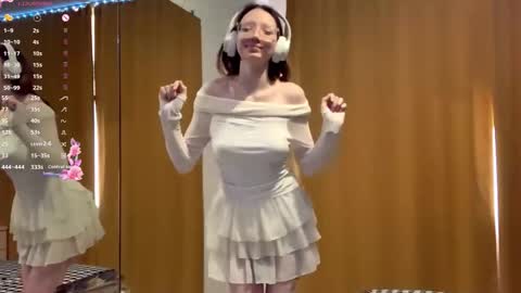 Snapshot of maidacompston chatting on 4, 10, 2025 Elina online show from 4, 10, 2025