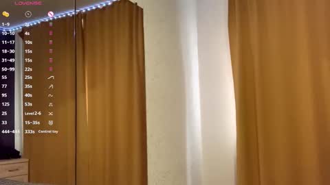 Snapshot of maidacompston chatting on 6, 10, 2025 Elina online show from 6, 10, 2025