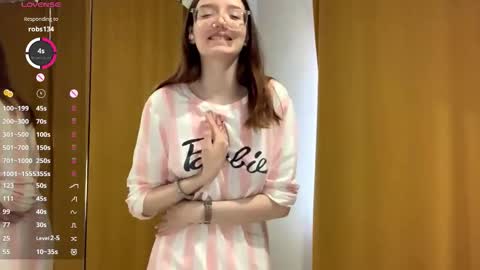 Snapshot of maidacompston chatting on 22, 10, 2025 Elina online show from 22, 10, 2025