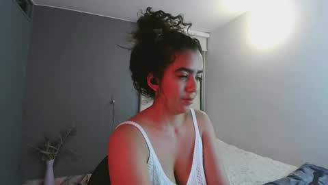 Snapshot of maithe_perroni chatting on 8, 3, 2025 Lauu online show from 8, 3, 2025