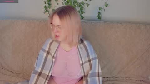 Snapshot of manic_pixie_ chatting on 28, 9, 2025 manic_pixie_ online show from 28, 9, 2025