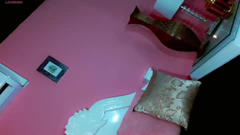 Manuela Kingsley online show from 3, 2, 2025