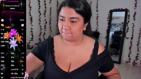 Snapshot of mariamcastillo chatting on 3, 3, 2025 Mariam Castiblanco online show from 3, 3, 2025