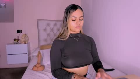 Mariana Roe online show from 6, 3, 2025