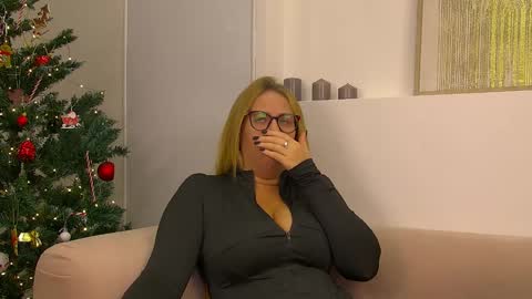 Snapshot of marianeumann chatting on 17, 12, 2024 Maria online show from 17, 12, 2024