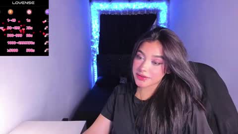 Mariana Hasper online show from 5, 3, 2025