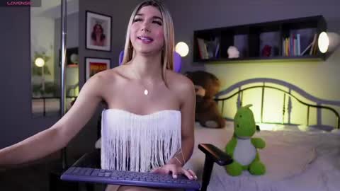 Snapshot of martinaa_rose chatting on 18, 6, 2026 martinaa_rose online show from 18, 6, 2026