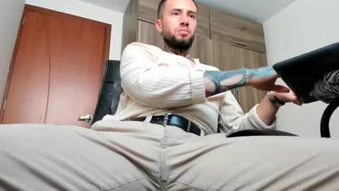 Snapshot of master_steven_01 chatting on 17, 12, 2025 steven online show from 17, 12, 2025