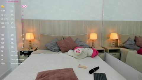 Snapshot of mature_vayolet chatting on 18, 4, 2026 Vayolet Castro online show from 18, 4, 2026