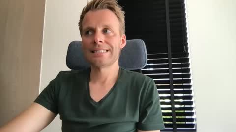 Max take off clothes online show from 12, 9, 2025