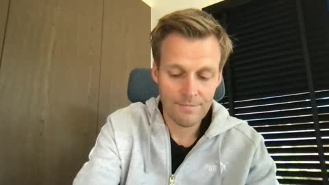 Max take off clothes online show from 22, 9, 2025