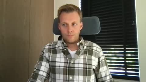 Max take off clothes online show from 29, 9, 2025