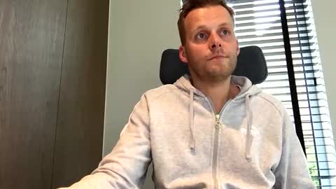 Max take off clothes online show from 3, 11, 2025