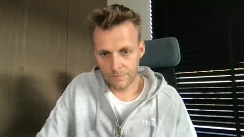 Max take off clothes online show from 15, 12, 2025