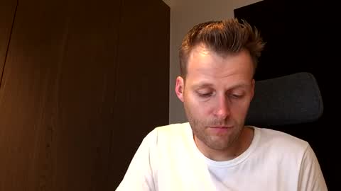 Max take off clothes online show from 16, 12, 2025