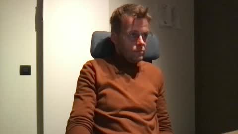 Max take off clothes online show from 5, 1, 2026