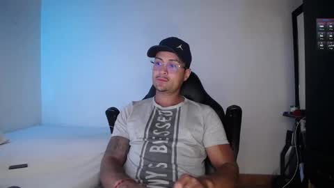 Snapshot of maxi_mux1 chatting on 7, 3, 2025 MAXI online show from 7, 3, 2025