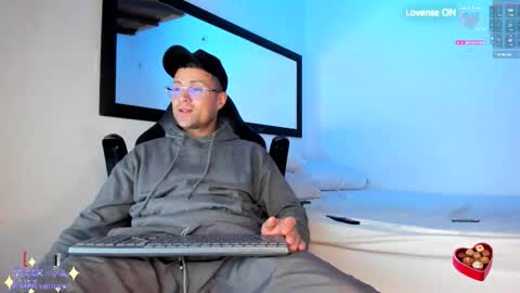 Snapshot of maxi_mux1 chatting on 11, 10, 2025 MAXI online show from 11, 10, 2025