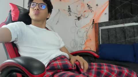 Snapshot of maximiliano_khalil chatting on 28, 10, 2025 Maximiliano online show from 28, 10, 2025