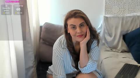 Snapshot of maxzy_star chatting on 15, 11, 2025 Victoria online show from 15, 11, 2025