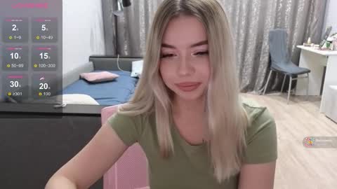 Snapshot of maymallorie chatting on 11, 10, 2025 may online show from 11, 10, 2025