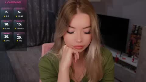 Snapshot of maymallorie chatting on 30, 10, 2025 may online show from 30, 10, 2025