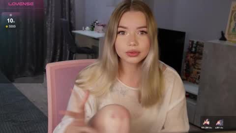 Snapshot of maymallorie chatting on 4, 11, 2025 may online show from 4, 11, 2025