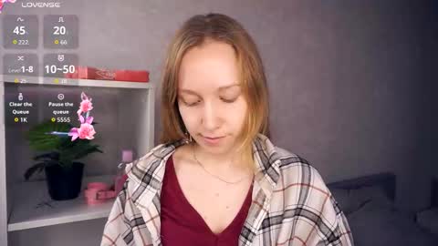 Snapshot of mckenziedyen chatting on 7, 11, 2025 Mary online show from 7, 11, 2025