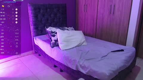 medelyn  Instagram mady evans13 online show from 20, 12, 2024