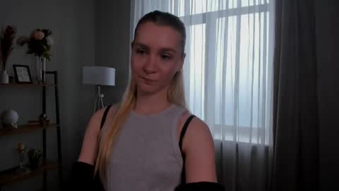 Snapshot of meganhenns chatting on 19, 4, 2026 Elly online show from 19, 4, 2026