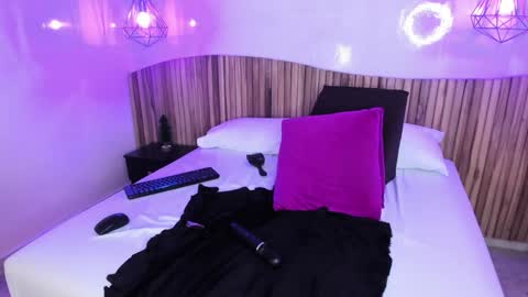 Melanie Roux online show from 7, 1, 2025