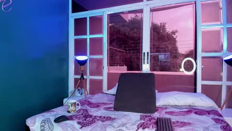 Melanie Roux online show from 3, 3, 2026