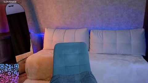 Melee Eva - Thumbs Up please  online show from 10, 4, 2026