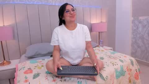 Snapshot of melie_me chatting on 4, 3, 2026 MELIE online show from 4, 3, 2026
