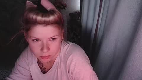 Melissa  Ray online show from 25, 10, 2025