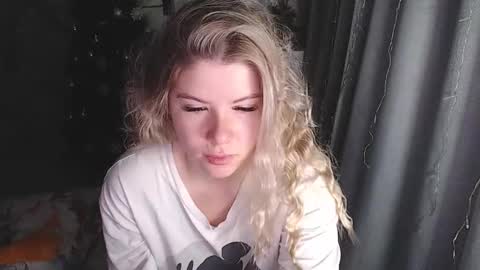 Melissa  Ray online show from 18, 12, 2025