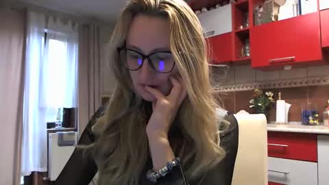 Melly online show from 28, 10, 2025