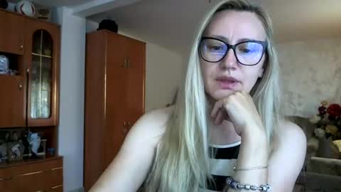 Snapshot of melly_rosey chatting on 27, 6, 2026 Melly online show from 27, 6, 2026