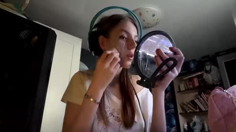 Hi Im Aria 18 years old online show from 17, 9, 2025