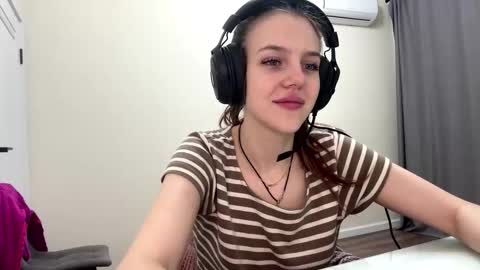 Hi Im Aria 18 years old online show from 16, 1, 2026