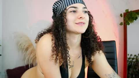 Snapshot of merida_bell18 chatting on 20, 11, 2025 Merida Bell online show from 20, 11, 2025