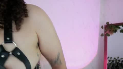 Snapshot of merida_bell18 chatting on 21, 11, 2025 Merida Bell online show from 21, 11, 2025