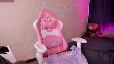 Mia  GMT7 Mon Tue Wen Thur 1000am-0300pm Sat 0300am-0900am online show from 11, 3, 2025