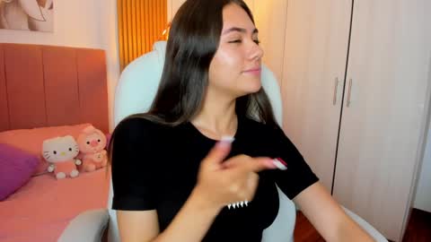 Snapshot of mia_nevaeh chatting on 7, 1, 2025 Mia Nevaeh - follow me online show from 7, 1, 2025