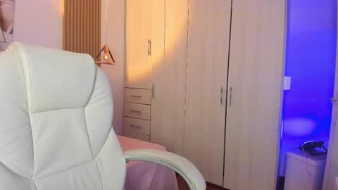 Snapshot of mia_nevaeh chatting on 28, 10, 2025 Mia Nevaeh - follow me online show from 28, 10, 2025