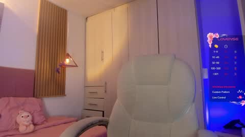 Mia Nevaeh - follow me online show from 11, 4, 2026