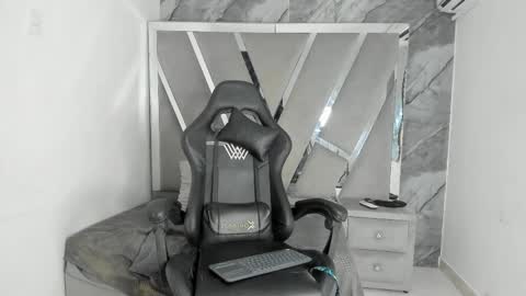 mia_petiteht online show from 6, 4, 2026