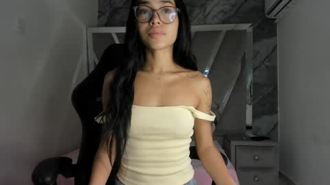 mia_petiteht online show from 8, 5, 2026